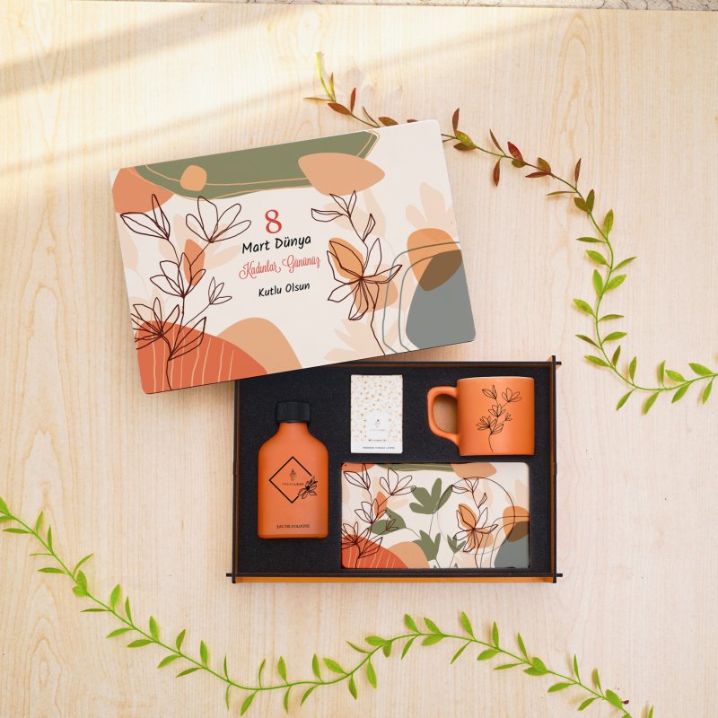 Kadınlar Günü Ahşap Kutu Kahve Hediye Seti – Sunumlu Fincan, Kolonya ve Kahve